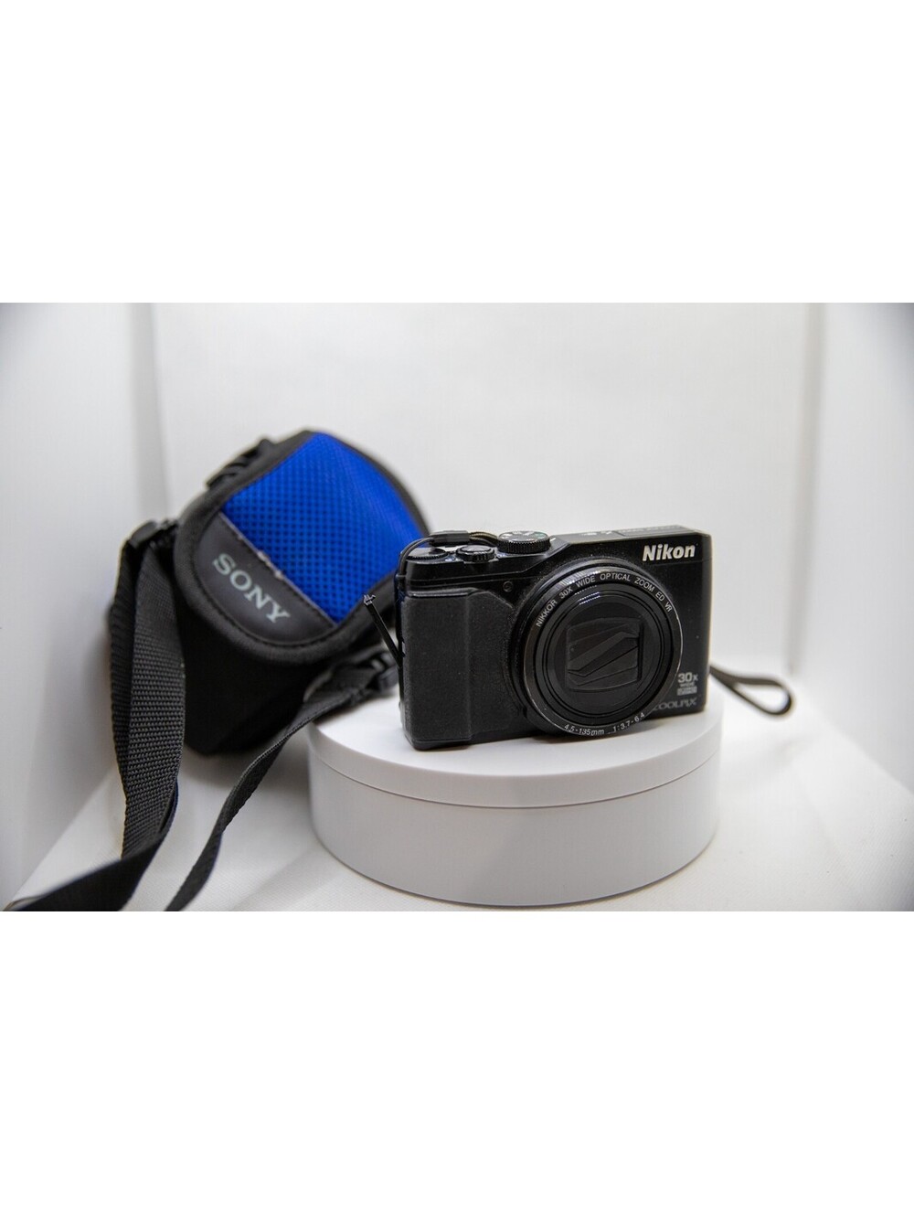 Nikon Coolpix S9400 Digital Camera - Charger, case and battery. Tested, works!